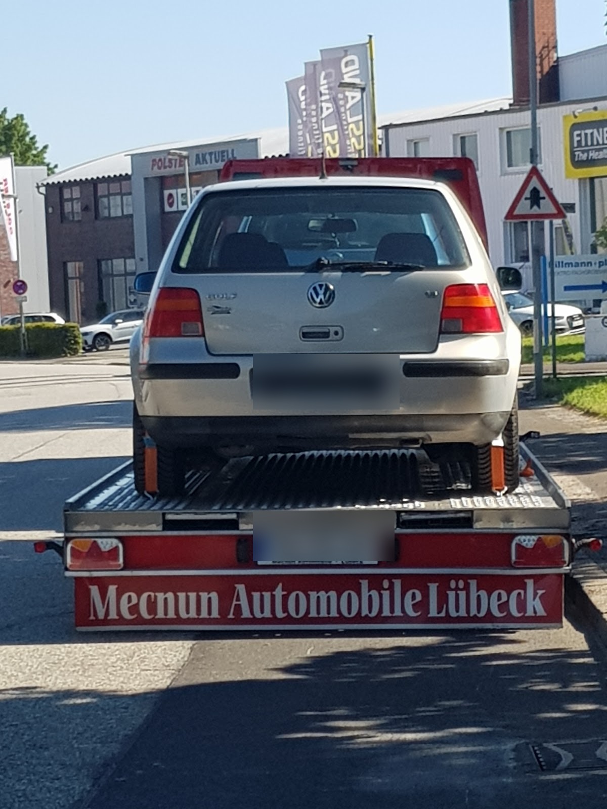 Fahrzeugtransporter von Mecnun Automobile Lübeck beim Fahrzeugtransport
